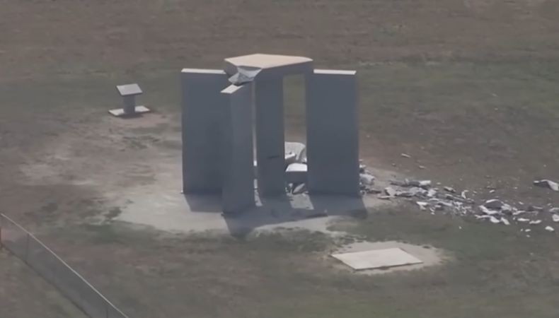 Monumen Kontroversial Stonehenge di AS Diledakkan Orang Tak Dikenal