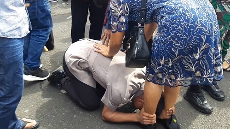 Haru, Anak Nelayan Ini Langsung Sujud Syukur Cium Kaki Ibu usai Dilantik Jadi Polisi