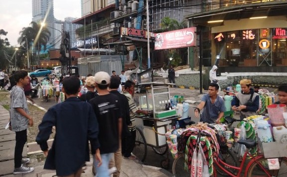  Awas, Buang Sampah Sembarangan di Sudirman Bisa Kena Sanksi Sosial 