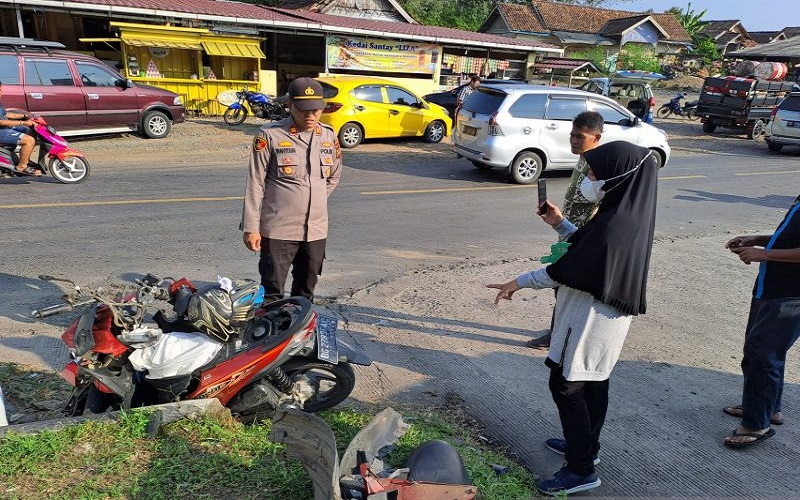 Hilang Kendali usai Gagal Menyalip, Minimbus Tabrak Pemotor hingga Tewas