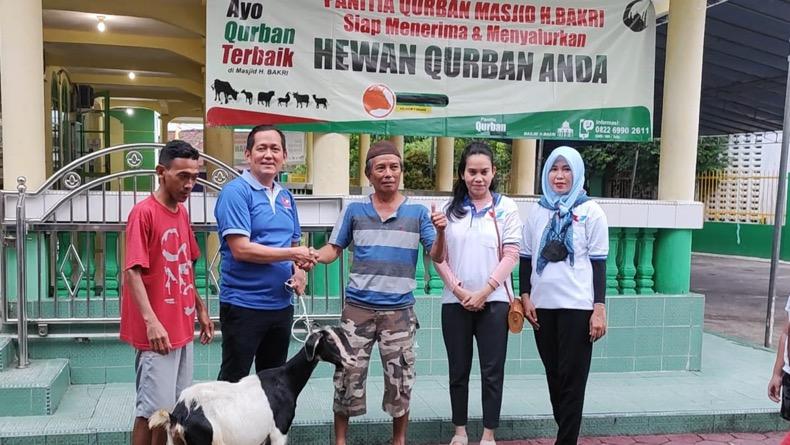 DPW Perindo Babel Serahkan Hewan Kurban di Pangkalpinang