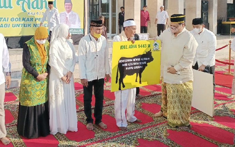 Idul Adha, Airlangga Hartarto Salurkan 93 Sapi dan 48 Kambing ke Masyarakat untuk Dikurbankan
