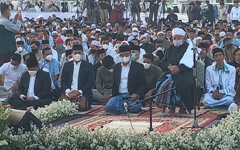 Anies Salat Idul Adha 1443 Hijriah di JIS, Kenakan Jas Hitam dan Sarung Biru