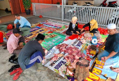 Rayakan Idul Adha, BPM Kalbar Bagikan Paket Daging Kurban ke Warga