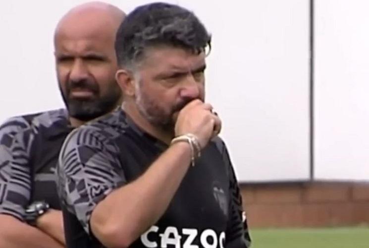 Nyeleneh, Gennaro Gattuso Pimpin Latihan Valencia Sambil Merokok