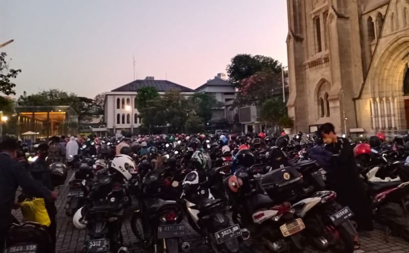 Indahnya Toleransi, Parkir Gereja Katedral Dipenuhi Kendaraan Jemaah Salat Idul Adha Masjid Istiqlal