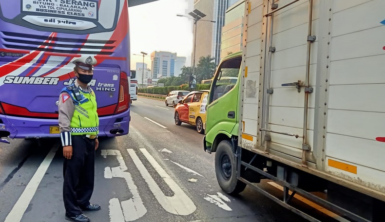 Anggota PM Paspampres dan Ditlantas Polda Metro Jaya Kecelakaan di Tol Dalam Kota 