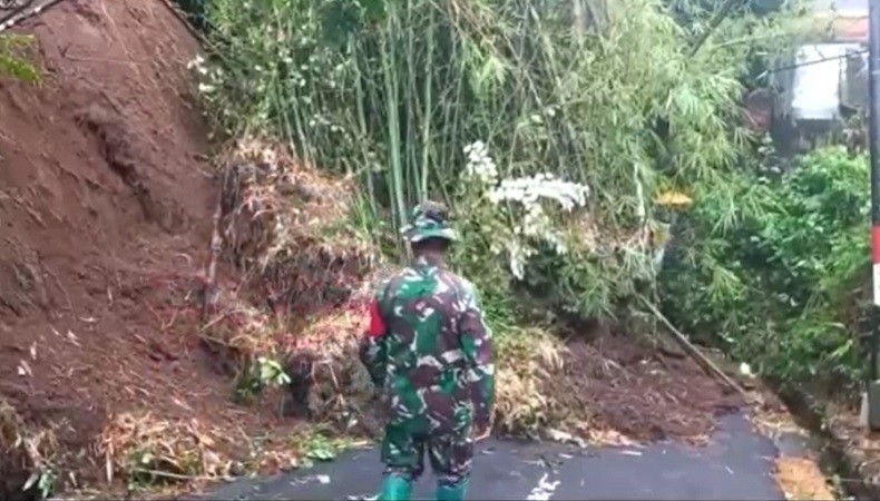 Tanah Longsor di Gianyar Tutup Jalan, Akses Warga Terputus