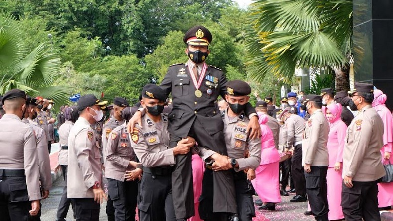 64 Personel Polda Sumbar Pensiun, Dilepas dengan Tradisi Pedang Pora