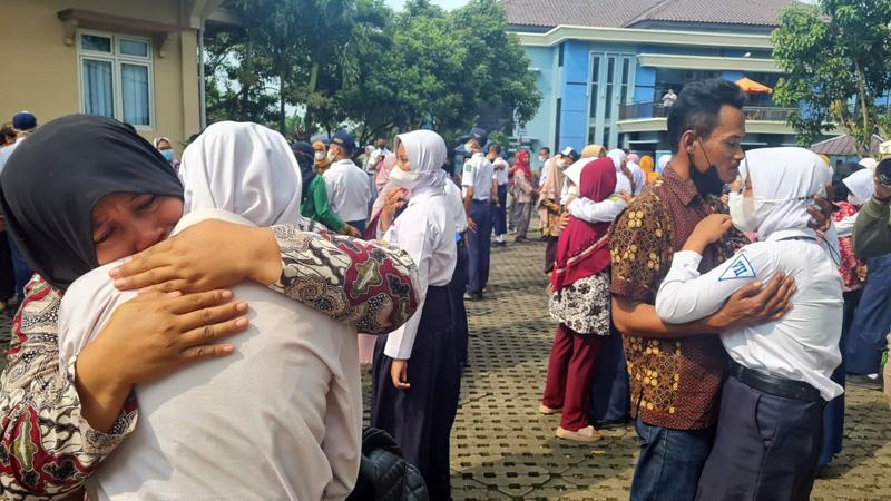  Isak Tangis Warnai Serah Terima Siswa SMKN Jateng Pati, Orang Tua: Saya Senang dan Bangga
