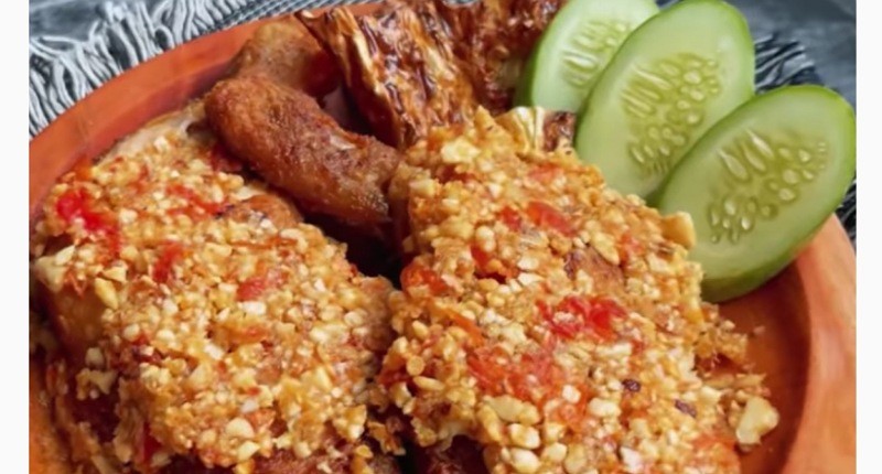 Cara Membuat Ayam Penyet Enak ala Pak Gembus, Lengkap dengan Sambal Mete