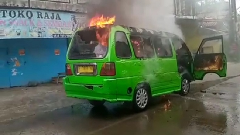 Angkot Terbakar di Cilebut Bogor, Sopir Terpapar Api dan Penumpang Kena Pecahan Kaca