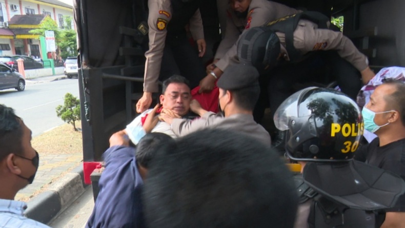 Eksekusi Bangunan Kafe di Medan Ricuh, Warga Bentrok dengan Polisi