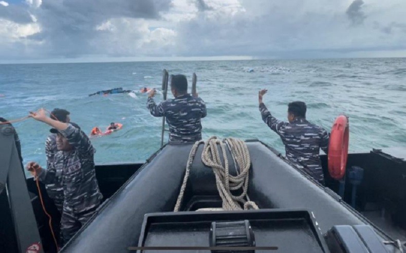 8 ABK KLM Maju Indah Tenggelam di Perairan Ketapang Diselamatkan KRI Sembilang