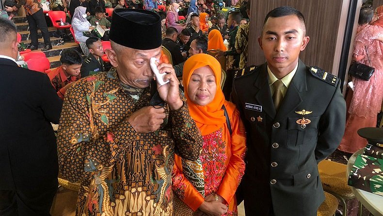 Anaknya Lolos Jadi Perwira TNI AD, Petani Ini Tak Kuasa Menahan Tangis