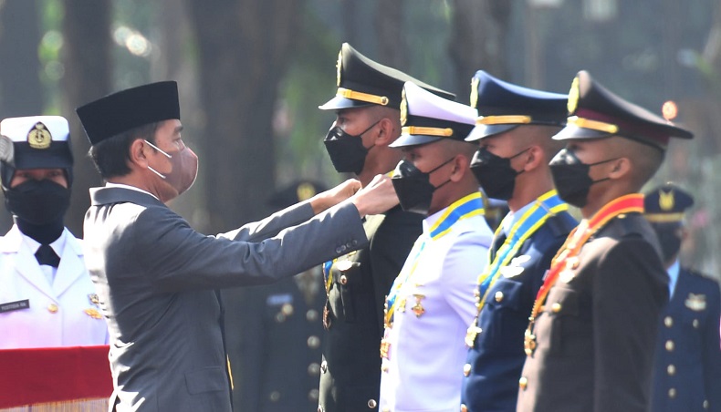 Perwira Peraih Adhi Makayasa Disematkan Pangkat oleh Jokowi : Saya Hormat Sampai Gemetaran