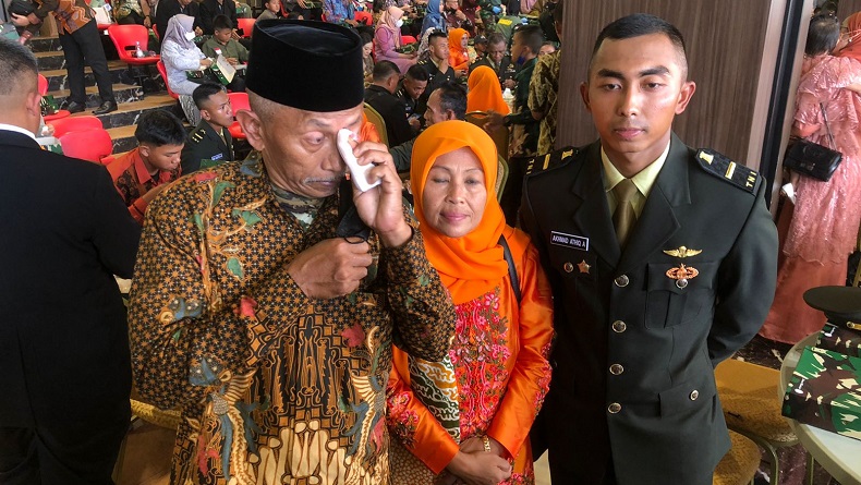 Petani Ini Menangis Terharu Lihat Anaknya Berhasil Jadi Perwira TNI AD