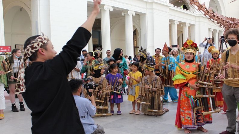 Tim Muhibah Angklung Jabar Pukau Ratusan Warga Chicago Amerika Serikat