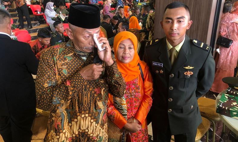  Anak Petani Lulus Akmil Dilantik Jadi Perwira oleh Jokowi, Perjuangan Sang Ayah Bikin Haru