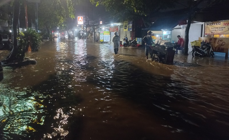 Jakarta Hujan Deras, Jalan Moh Kahfi 2 Jagakarsa Banjir Sebetis Orang Dewasa