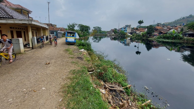 Air Situ Ciburuy Hitam dan Bau Menyengat, Diduga Tercemar Limbah Pabrik