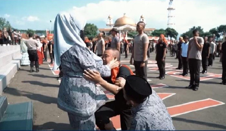 Momen Haru Anak Sopir Angkot Depok Cium Kaki Orang Tuanya Usai Dilantik Jadi Bintara Polri