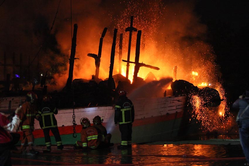Kapal Kargo Angkut Ratusan Kontainer Terbakar di Pelabuhan Tanjung Perak Surabaya, 19 Damkar Dikerahkan