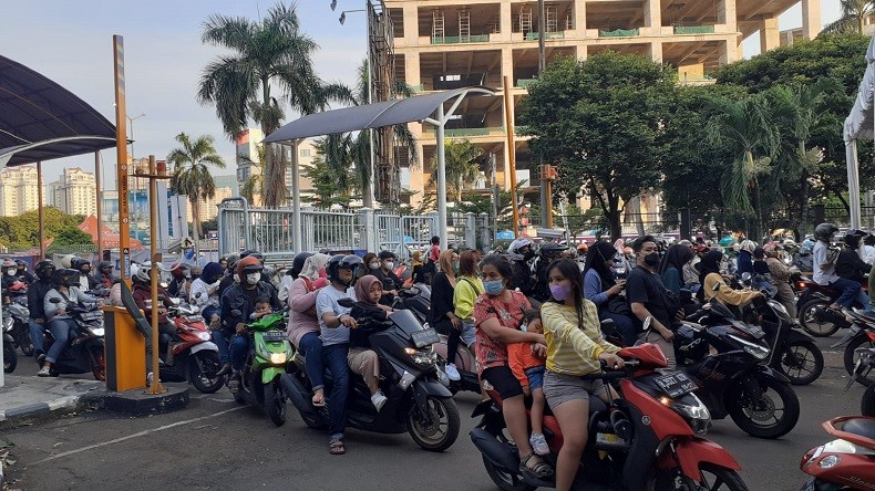 Penampakan Dahsyatnya Antrean Kendaraan Jelang Penutupan PRJ 2022 Malam Ini