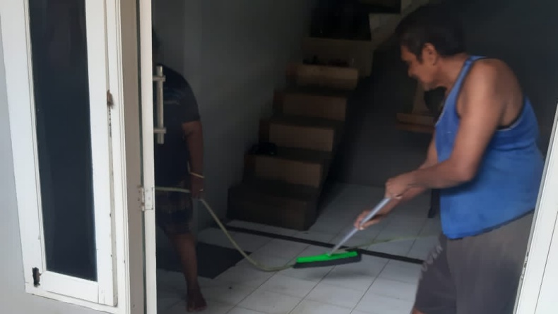Banjir yang Rendam 3 Kecamatan di Bekasi Mulai Surut, Warga Bersihkan Rumah
