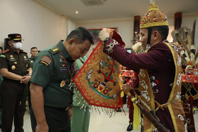 KSAD Jenderal Dudung Dianugerahi Gelar Adat Dayak Mantir Hai Penambahan, Ini Artinya