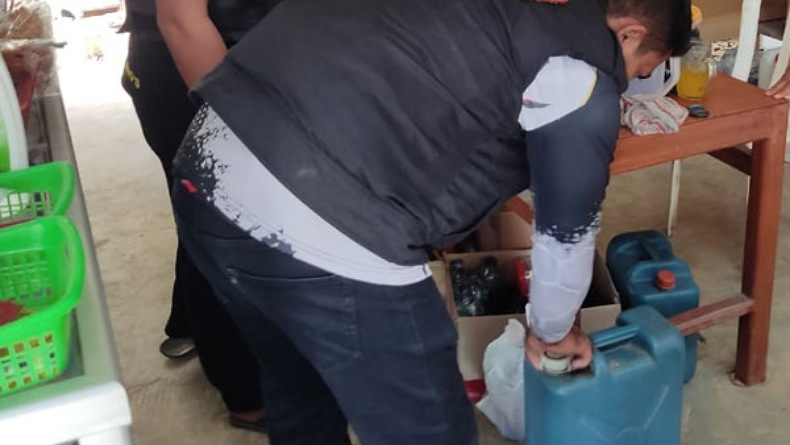 Razia Miras di Beberapa Warung, Polisi Amankan Puluhan Liter Miras Cap Tikus di Bolmong