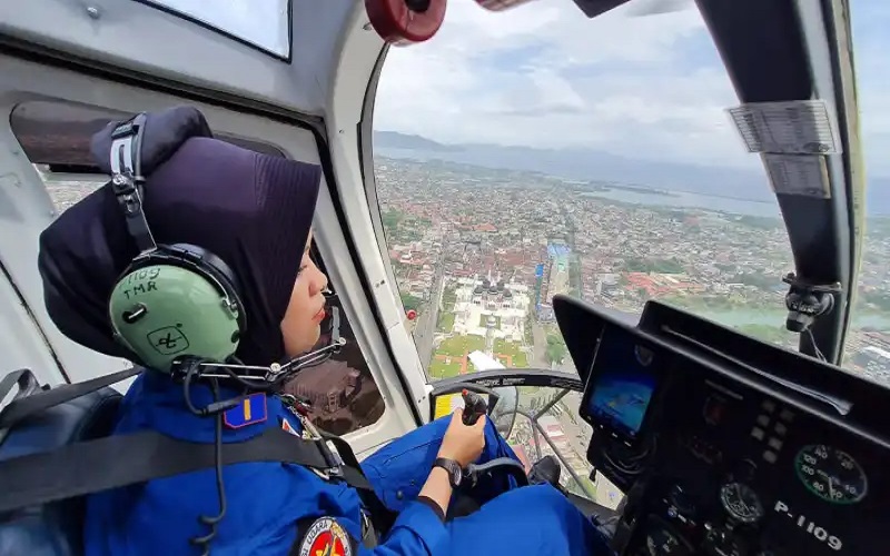 Polwan Cantik Ipda Digna Jadi Co-pilot Wanita Pertama Ikut Liput Pembukaan Expo dari Udara