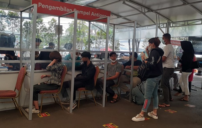 Wajib Vaksin Booster Diberlakukan, Warga Rama-Ramai Tes Antigen di Stasiun Pasar Senen  