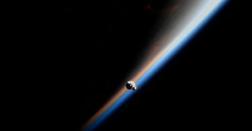 SpaceX Dragon Berlabuh di ISS, Bawa Penelitian dan Sayuran Segar