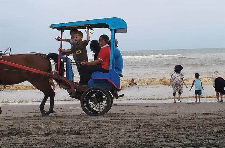 Tak Terpengaruh Gelombang Pasang, Kunjungan Wisatawan ke Pantai Selatan Bantul Tinggi  