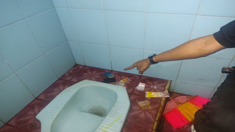 Digerebek Polisi, Residivis Kasus Narkotika di Toboali Buang Sabu ke Lubang Kloset
