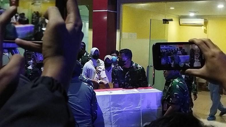 Dibawa ke Rumah Duka, Peti Jenazah Anggota TNI AL Diselimuti Bendera Merah Putih