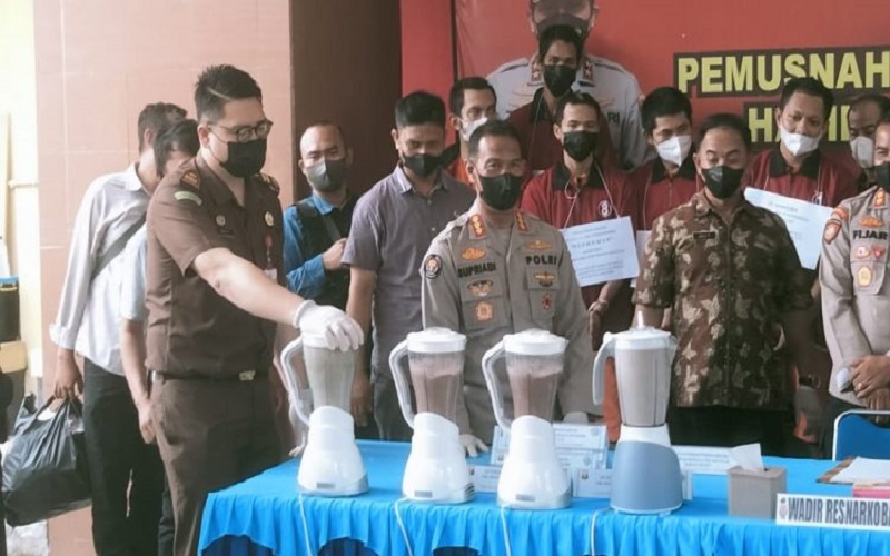 Polda Sumsel Musnahkan Narkoba dengan Cara Diblender dan Dilarutkan dengan Pembersih Lantai 