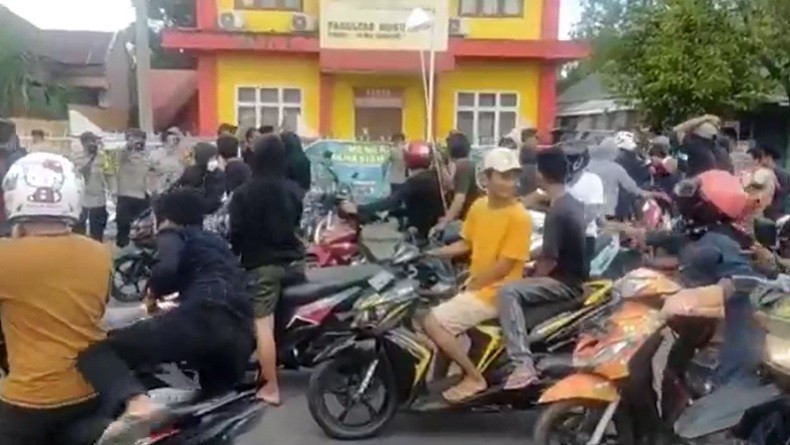 Satpam Kejari Palopo Tewas Tertimpa Pagar saat Amankan Demo, Keluarga Serang Kampus Pedemo
