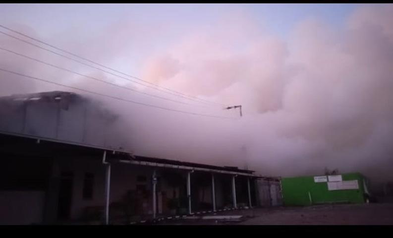 Petugas Tunda Olah TKP Kebakaran Pabrik Pupuk di Demak akibat Kepulan Asap Berbau Menyengat
