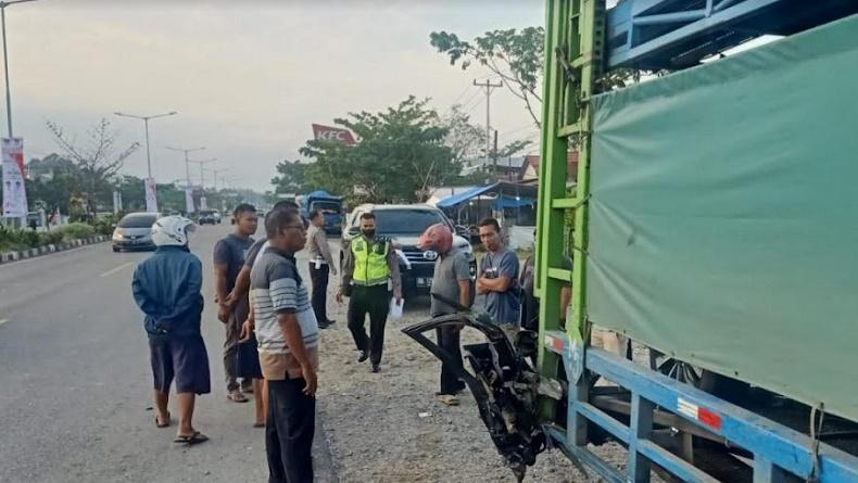 Kecelakaan di Padang, Minibus Hantam Truk Sedang Parkir di Bahu Jalan