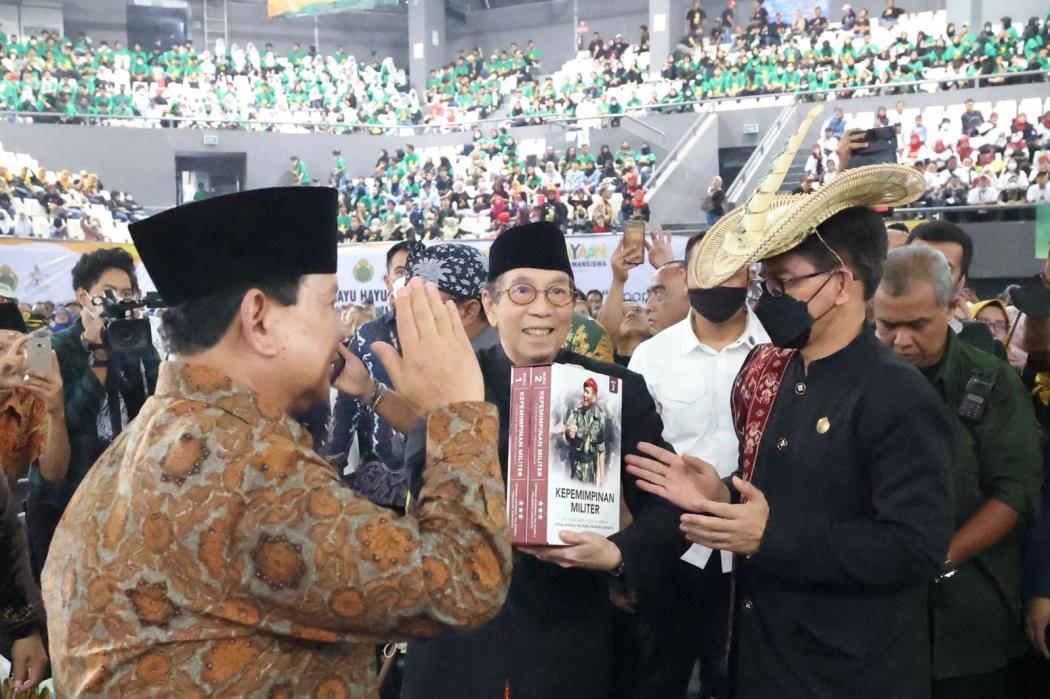 Hadiri 1 Abad Taman Siswa dan Beri Hormat Peran Guru se-Indonesia, Prabowo Disambut Gegap Gempita