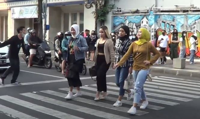 Tiru Citayam SCBD, Remaja hingga Emak-Emak  di Surabaya Gelar Tunjungan Street Fashion