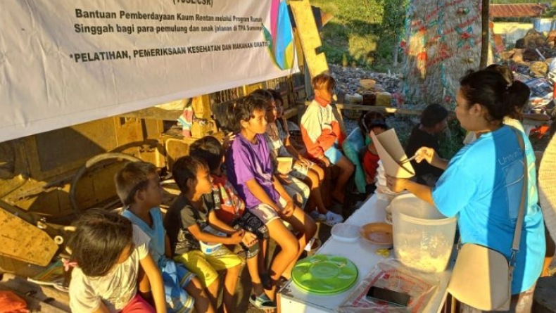Bangkitkan UMKM, Pemulung dan Anak Jalanan di TPA Sumompo Manado Dapat Pelatihan Buat Kerajinan