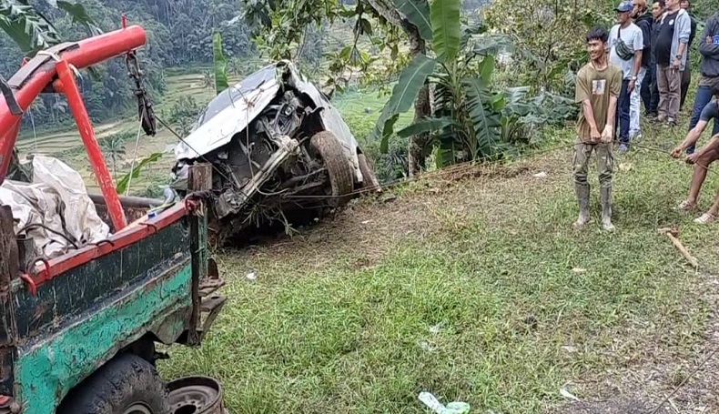 Ngeri, Minibus Berpenumpang 4 Orang Terjun ke Jurang Sedalam 100 Meter di Cianjur