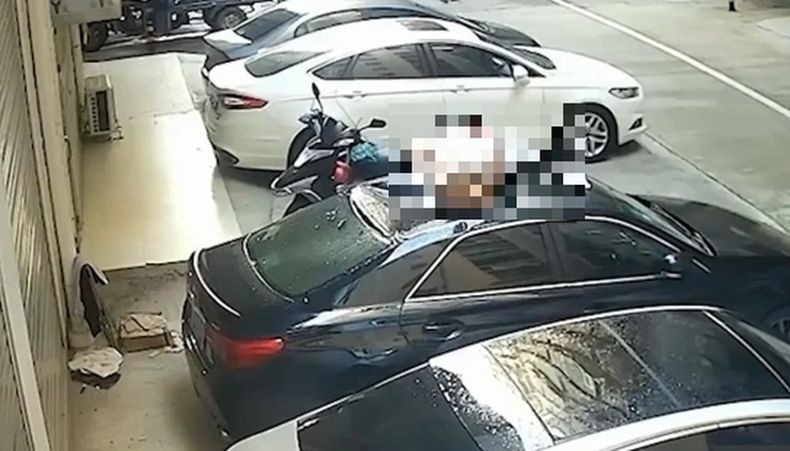  Duh Malunya, Lagi Asyik Berhubungan Seks Perempuan Cantik Ini Jatuh dari Balkon 