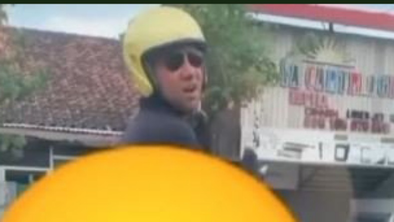 Viral Ulah Bule di Bali Kencing Sambil Naik Motor di Lampu Merah