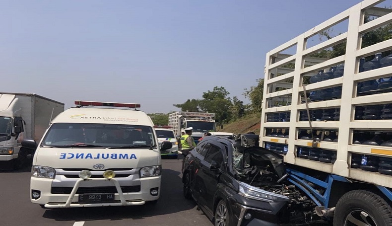Brak! Minibus Hantam Truk Air Mineral di Tol Cipali, 1 Tewas 1 Luka Berat