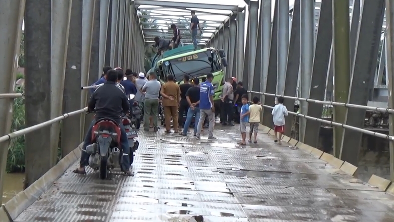 Truk Pengangkut CPO Terperosok di Jembatan Rusak Aceh Singkil