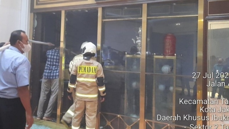 Gerai Minuman di Plaza Senayan Terbakar, 3 Unit Mobil Damkar Dikerahkan